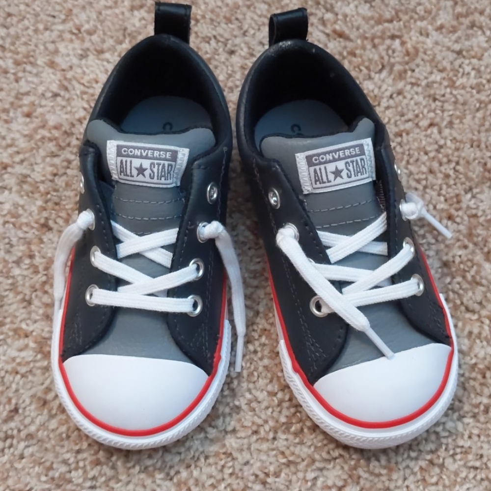 Boys Converse BNWT. Size 8.